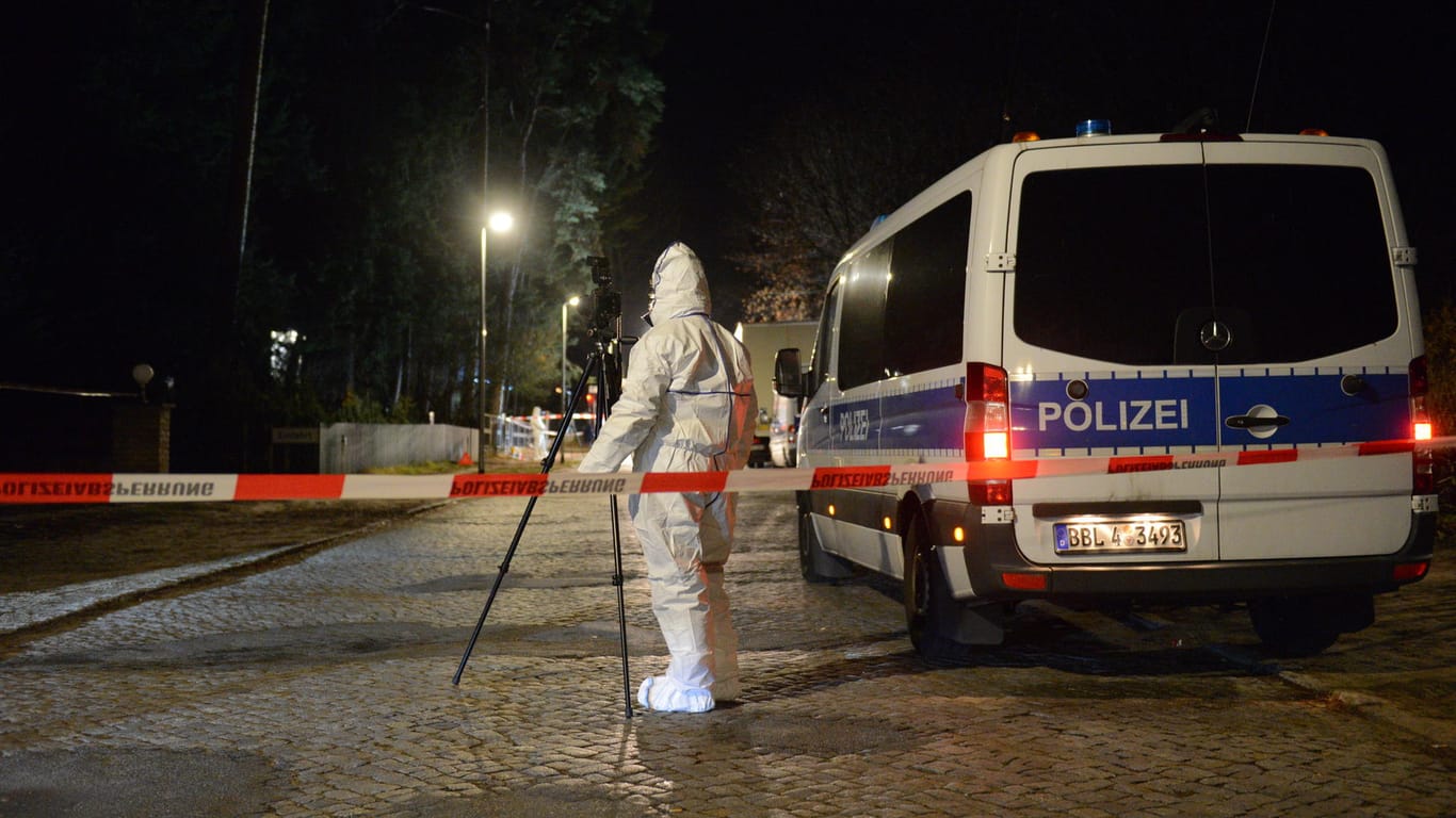 Die Spurensicherung an einem Tatort in Rangsdorf: In der Nähe des Rangsdorfer Bahnhofs kam ein Mann nach einem Messerangriff ums Leben.