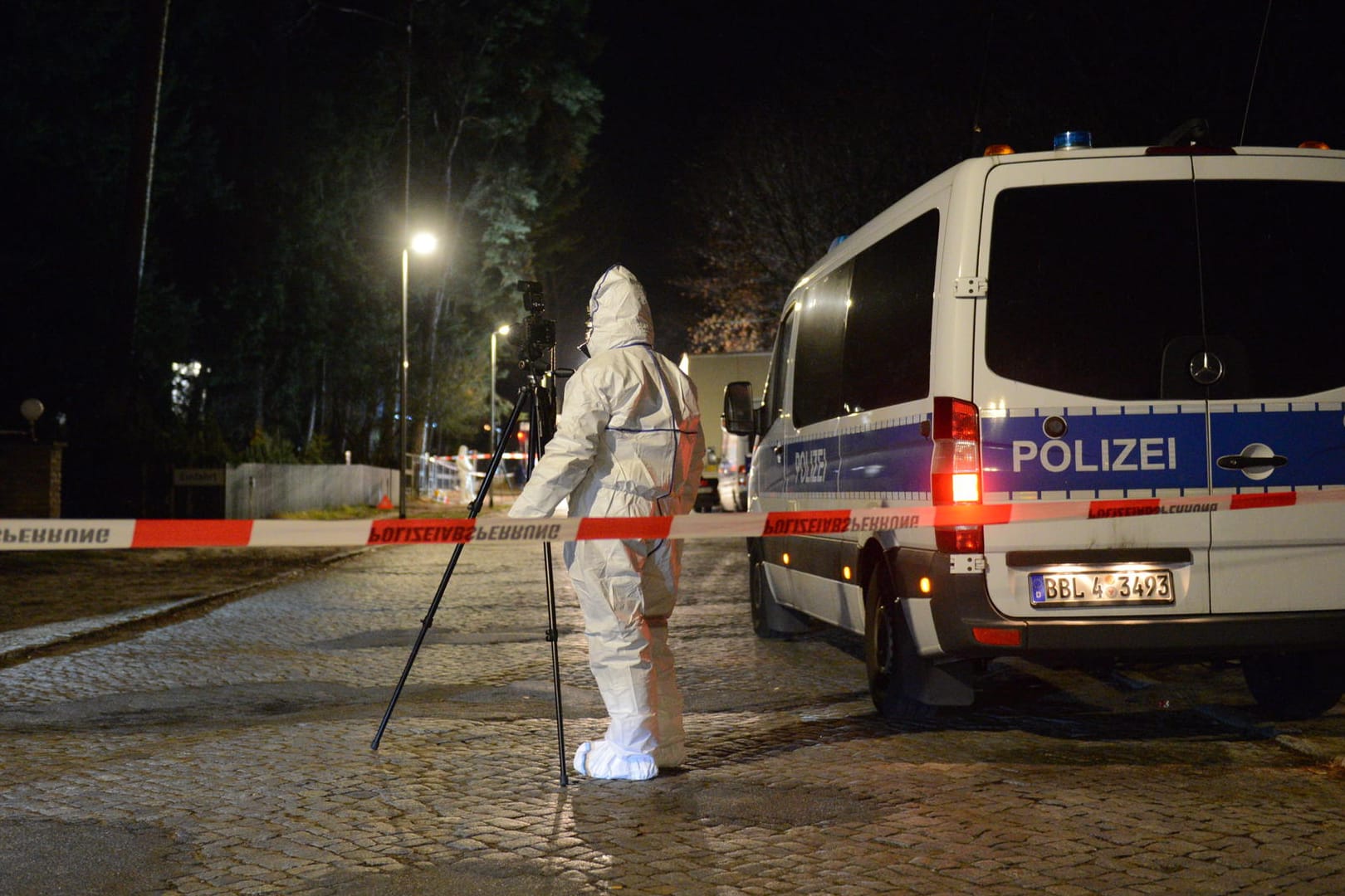 Die Spurensicherung an einem Tatort in Rangsdorf: In der Nähe des Rangsdorfer Bahnhofs kam ein Mann nach einem Messerangriff ums Leben.