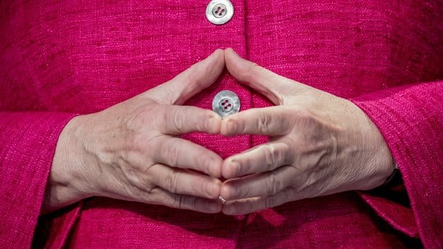 Die zur Raute gefalteten Hände von Bundeskanzlerin Angela Merkel.
