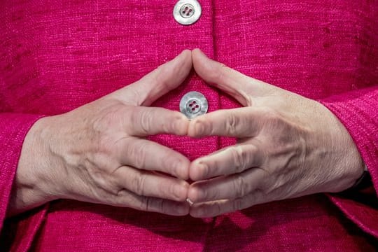 Die zur Raute gefalteten Hände von Bundeskanzlerin Angela Merkel.