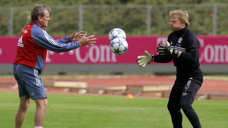 Oliver Kahn (rechts) wird von seinem Torwarttrainer Sepp Maier bei den Bayern gefordert.