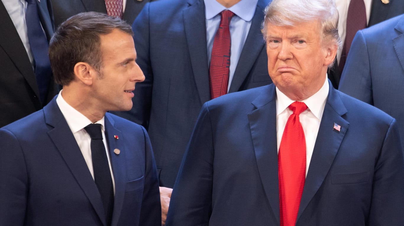 Donald Trump und Emmanuel Macron beim G20-Gipfel in Buenos Aires: Der US-Präsident hat seinem französischen Kollegen einen hämische Tweet geschickt.