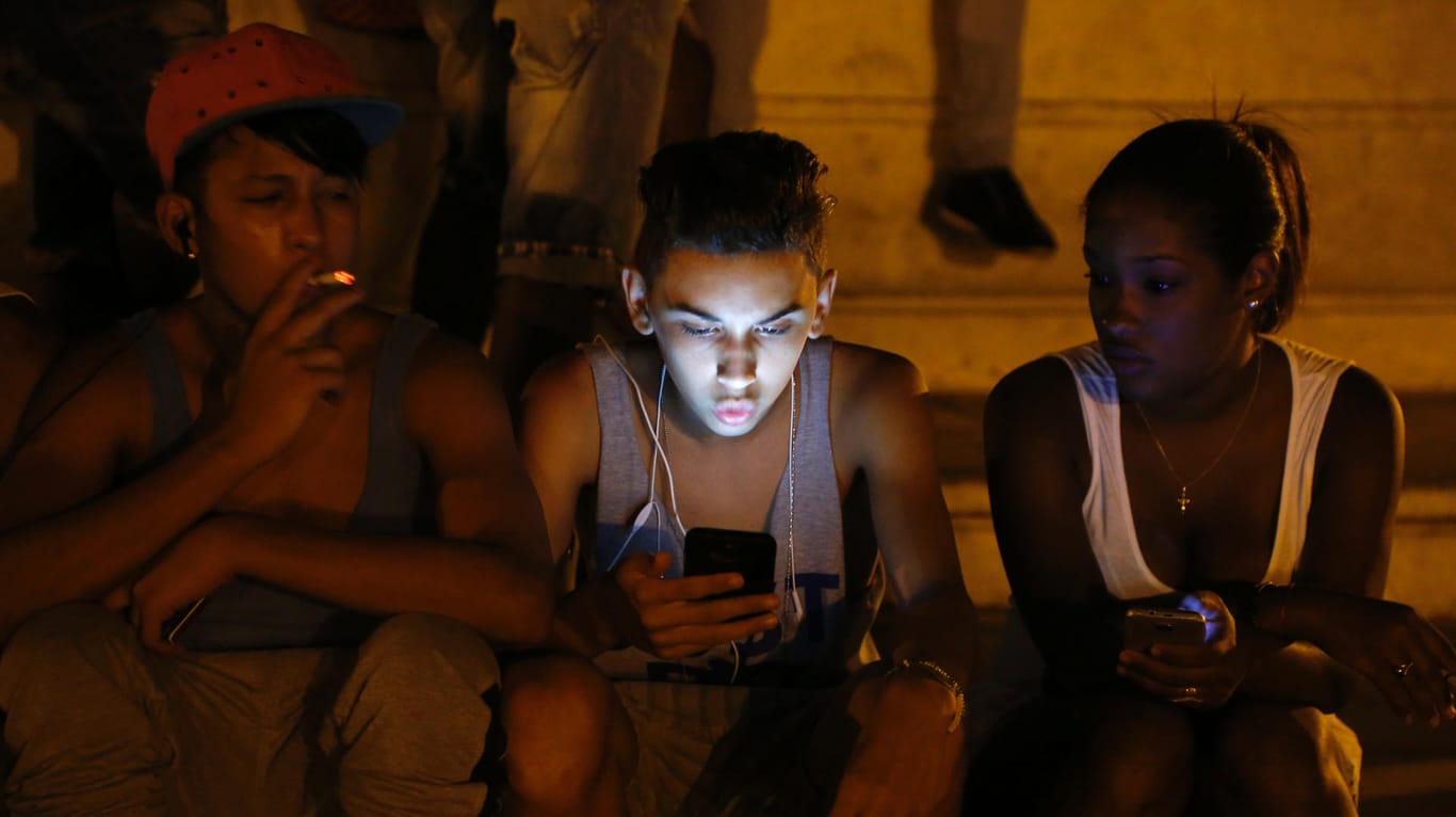 Jugendliche am Handy: Bisher mussten die Menschen in Kuba ein WLAN-Netzwerk verwenden, um mit ihren Smartphones im Internet zu surfen.