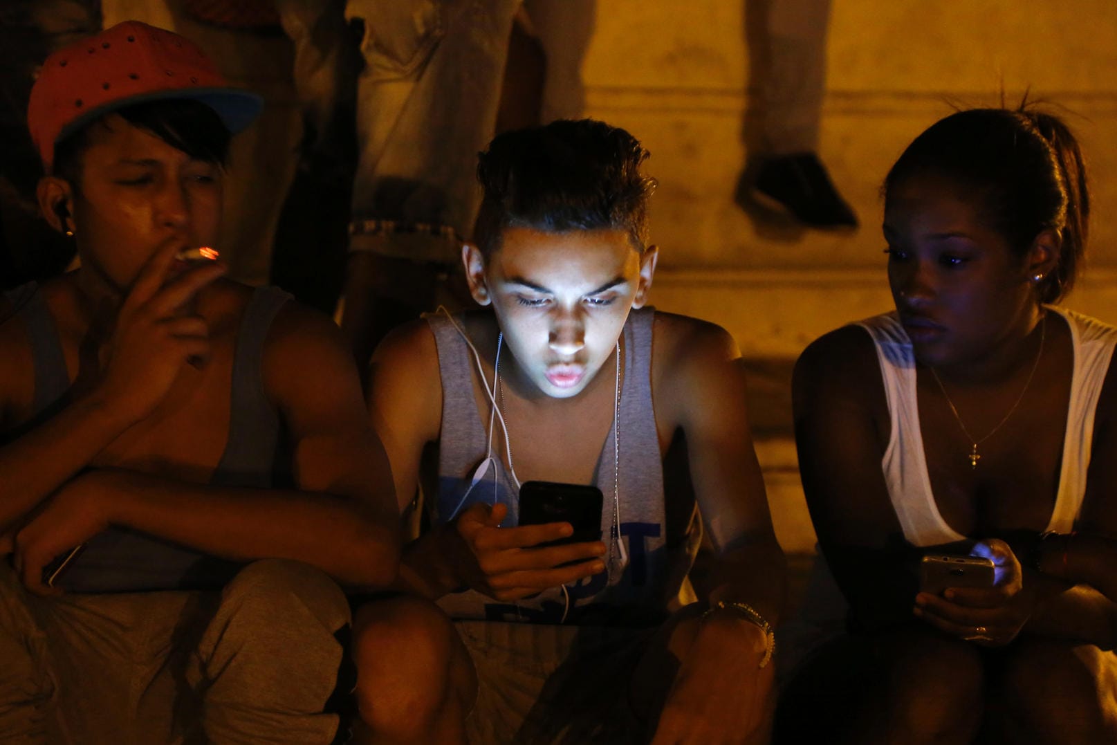 Jugendliche am Handy: Bisher mussten die Menschen in Kuba ein WLAN-Netzwerk verwenden, um mit ihren Smartphones im Internet zu surfen.