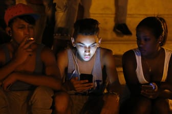 Jugendliche am Handy: Bisher mussten die Menschen in Kuba ein WLAN-Netzwerk verwenden, um mit ihren Smartphones im Internet zu surfen.