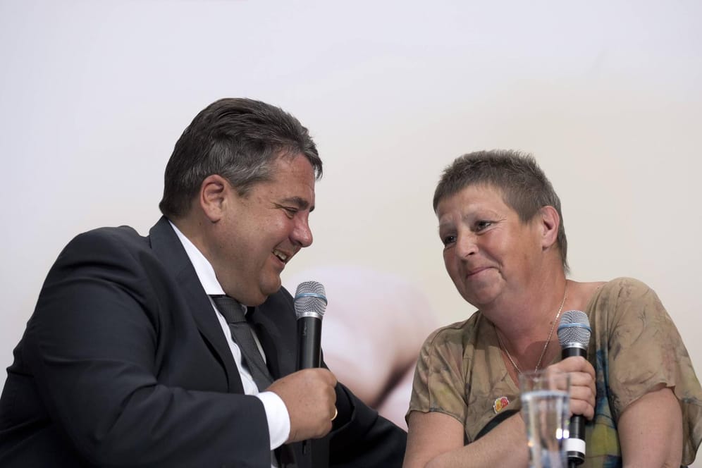 Susanne Neumann und Sigmar Gabriel 2016 auf einer SPD-Veranstaltung: Die berühmt gewordene frühere Putzfrau tritt aus der SPD aus.