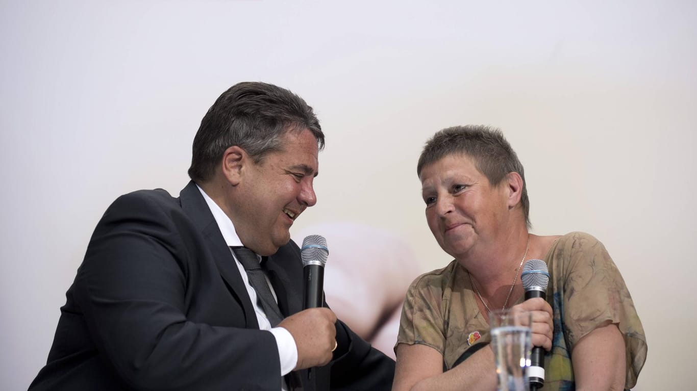 Susanne Neumann und Sigmar Gabriel 2016 auf einer SPD-Veranstaltung: Die berühmt gewordene frühere Putzfrau tritt aus der SPD aus.