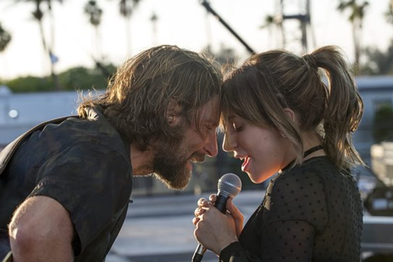 Bradley Cooper als Eddie Brock und Lady Gaga als Ally in einer Szene des Films "A Star Is Born":