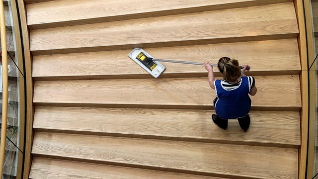 Beim Putzen einer Treppe arbeitet man sich am besten von oben nach unten vor.