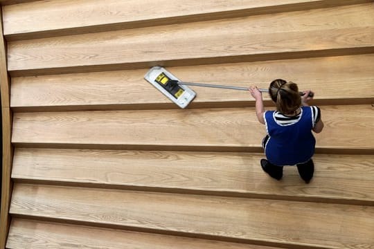 Beim Putzen einer Treppe arbeitet man sich am besten von oben nach unten vor.