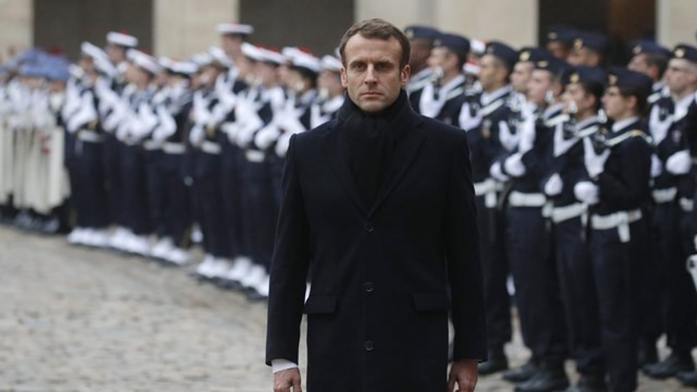 Frankreichs Präsident Emmanuel Macron hat die angekündigten Steuererhöhungen auf Benzin und Diesel für das gesamte Jahr 2019 ausgesetzt.