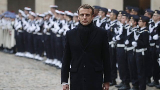 Frankreichs Präsident Emmanuel Macron hat die angekündigten Steuererhöhungen auf Benzin und Diesel für das gesamte Jahr 2019 ausgesetzt. Frankreichs Präsident Emmanuel Macron hat die angekündigten Steuererhöhungen auf Benzin und Diesel für das gesamte Jahr 2019 ausgesetzt.