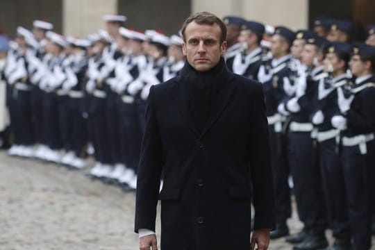 Frankreichs Präsident Emmanuel Macron hat die angekündigten Steuererhöhungen auf Benzin und Diesel für das gesamte Jahr 2019 ausgesetzt.