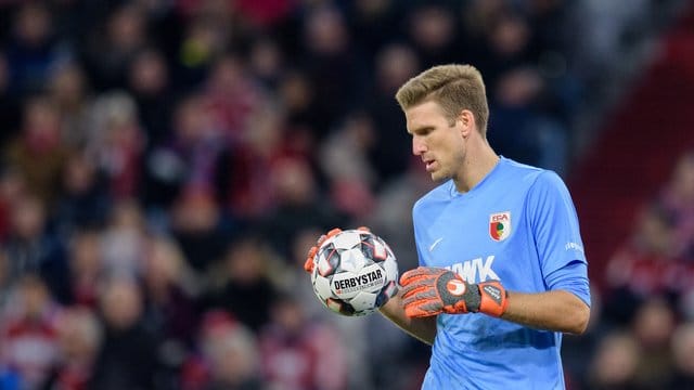 Augsburg-Keeper Andreas Luthe trägt einen Spezialhandschuh.