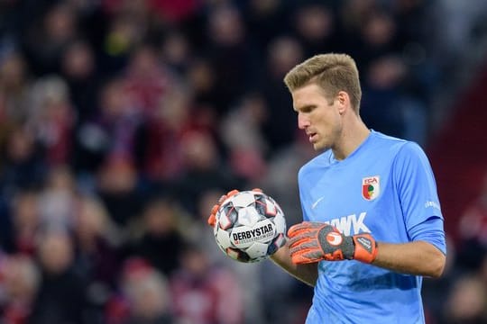 Augsburg-Keeper Andreas Luthe trägt einen Spezialhandschuh.