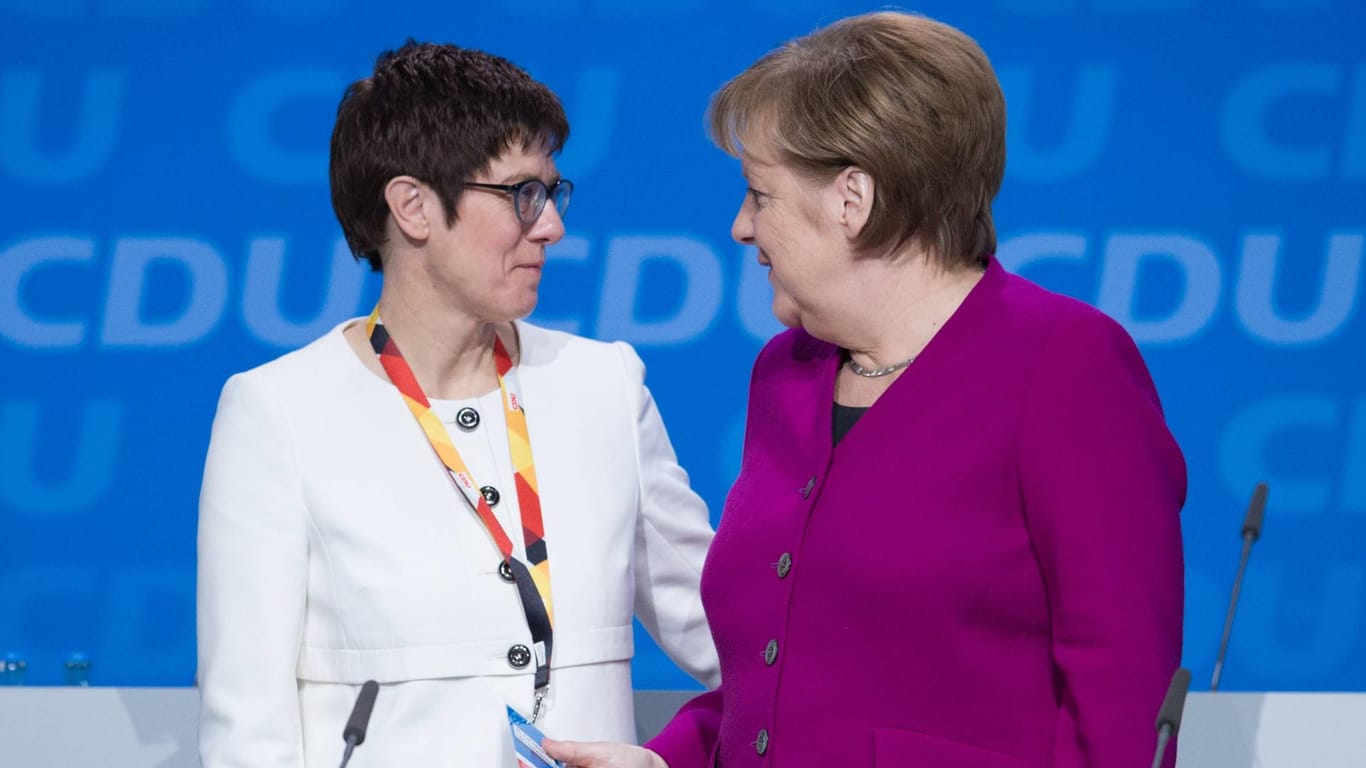 AKK und Merkel: Die bisherige Generalsekräterin der CDU hat bislang das beste Verhältnis zu Merkel.