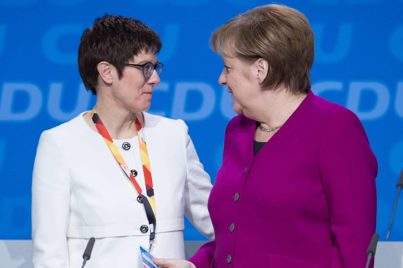 AKK und Merkel: Die bisherige Generalsekräterin der CDU hat bislang das beste Verhältnis zu Merkel.