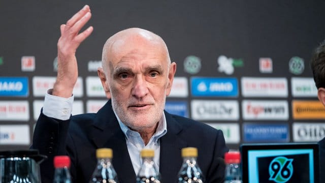 96-Boss Martin Kind gab Trainer André Breitenreiter vorerst eine Jobgarantie. 96-Boss Martin Kind gab Trainer André Breitenreiter vorerst eine Jobgarantie.