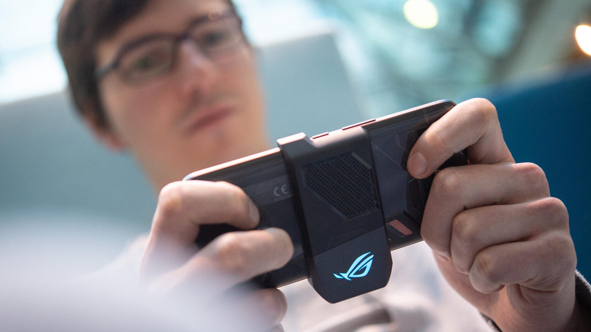 Asus ROG Phone mit Kühlung: Der mitgelieferte externe Kühler zum Anstecken soll helfen, das Gehäuse nicht zu heiß werden zu lassen.