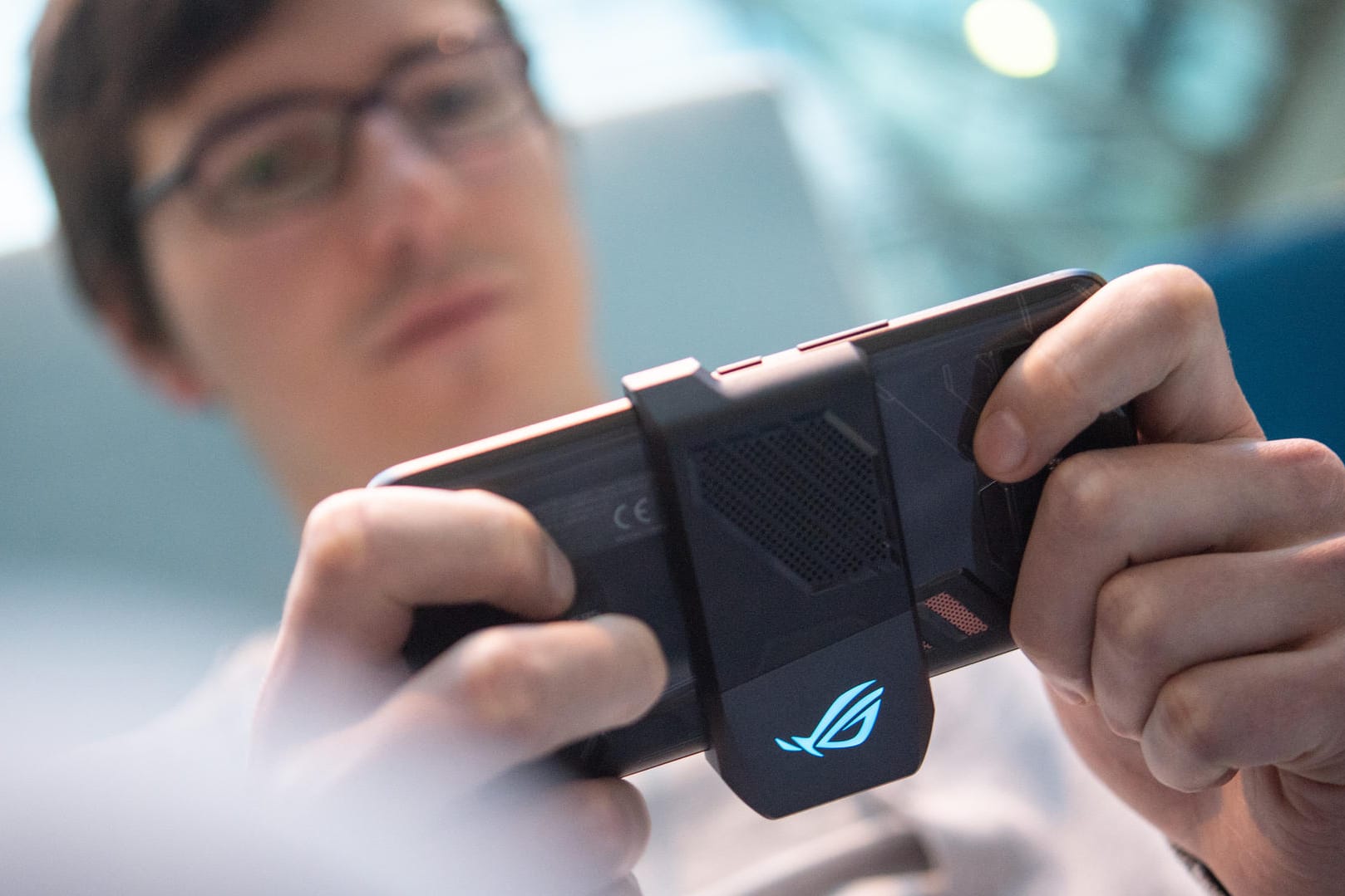 Asus ROG Phone mit Kühlung: Der mitgelieferte externe Kühler zum Anstecken soll helfen, das Gehäuse nicht zu heiß werden zu lassen.