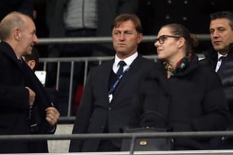 Southamptons neuer Coach Ralph Hasenhüttl (M) verfolgt das Spiel bei Tottenham von der Tribüne aus.