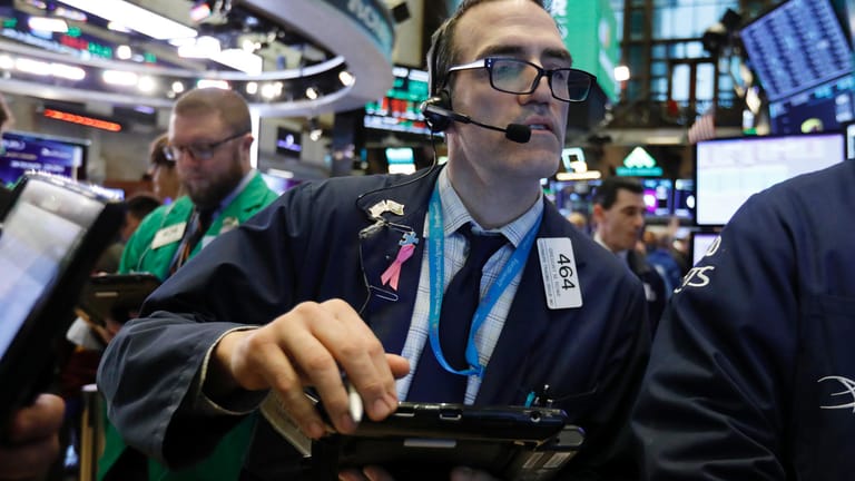 Börsenhändler auf dem Parkett der New York Stock Exchange: Die sogenannte "inverse Zinskurve" bereitet vielen Börsenmaklern aktuell Grund zur Sorge.