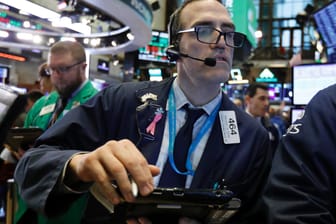 Börsenhändler auf dem Parkett der New York Stock Exchange: Die sogenannte "inverse Zinskurve" bereitet vielen Börsenmaklern aktuell Grund zur Sorge.