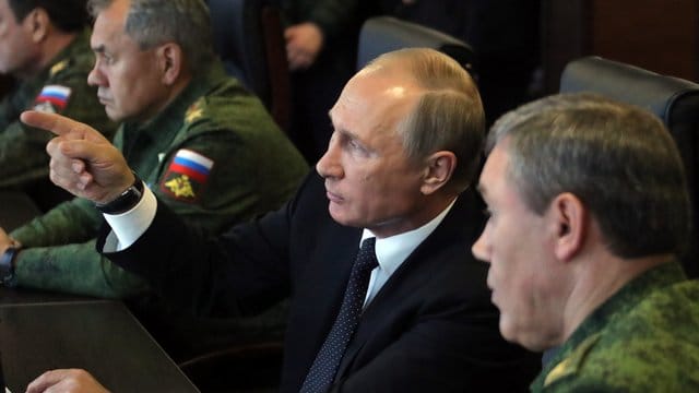 Russlands Präsident Wladimir Putin zusammen mit Verteidigungsminister Sergei Schoigu und dem Generalstabschef der russischen Streitkräfte Waleri Gerassimow. Russlands Präsident Wladimir Putin zusammen mit Verteidigungsminister Sergei Schoigu und dem Generalstabschef der russischen Streitkräfte Waleri Gerassimow.
