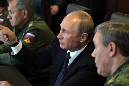 Russlands Präsident Wladimir Putin zusammen mit Verteidigungsminister Sergei Schoigu und dem Generalstabschef der russischen Streitkräfte Waleri Gerassimow.