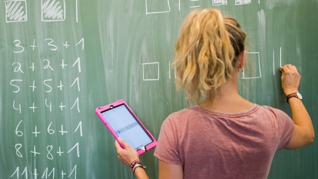 Ist Deutschland bereit für die Digitalisierung der Schulen? Während die Politik intensiv über das Großprojekt streitet, gehören Tablets und WLAN an manchen Schulen längst zum Alltag.