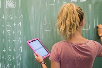 Ist Deutschland bereit für die Digitalisierung der Schulen? Während die Politik intensiv über das Großprojekt streitet, gehören Tablets und WLAN an manchen Schulen längst zum Alltag.