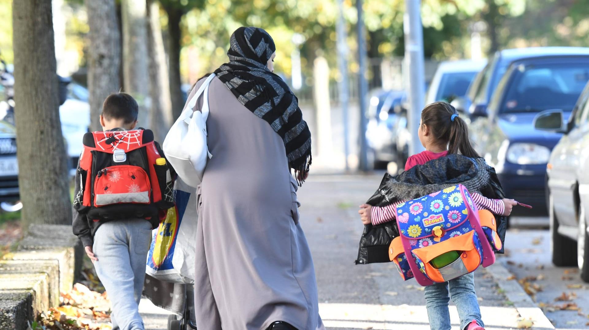 Eine Muslima mit ihren Kindern: Bisher haben 786 Angehörige ein Visum zur Einreise nach Deutschland erhalten.