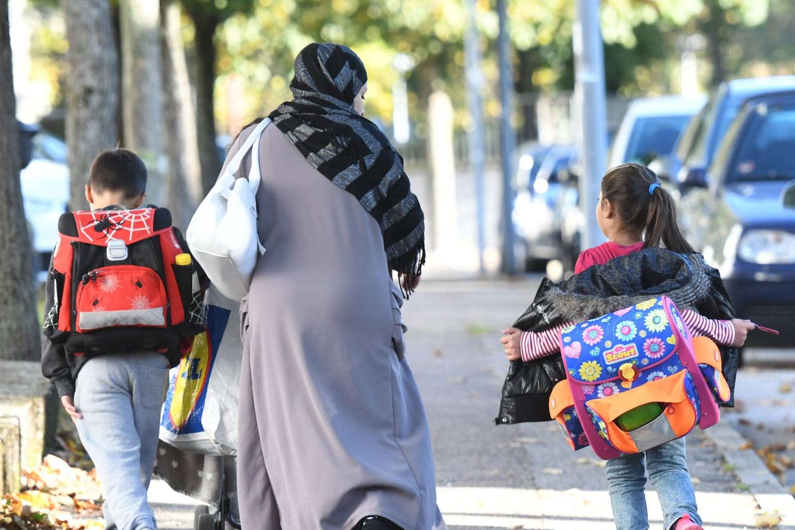 Eine Muslima mit ihren Kindern: Bisher haben 786 Angehörige ein Visum zur Einreise nach Deutschland erhalten.