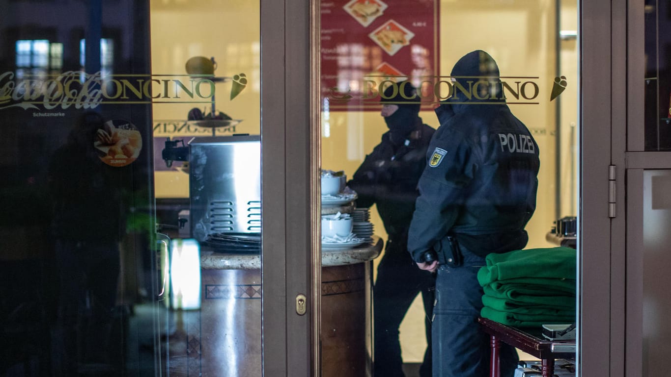 Polizisten durchsuchen ein Eiscafe in Duisburg: Bei einer Großrazzia in mehreren Ländern haben Fahnder über ein Dutzend mutmaßliche Mafiosi festgenommen.