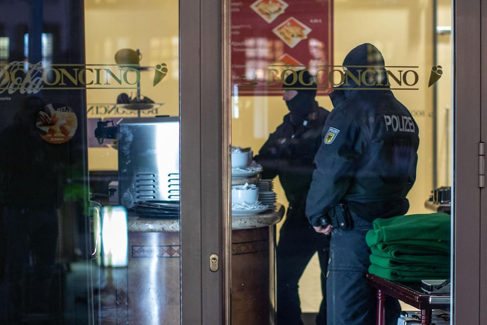 Polizisten durchsuchen ein Eiscafe in Duisburg: Bei einer Großrazzia in mehreren Ländern haben Fahnder über ein Dutzend mutmaßliche Mafiosi festgenommen.
