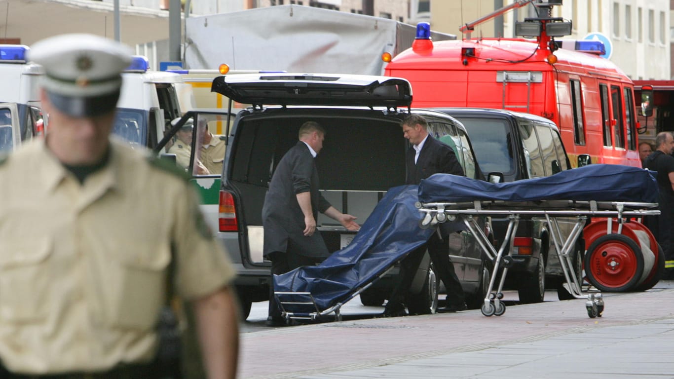Duisburg, August 2007: In einem Restaurant erschießen Mafiosi sechs Männer.