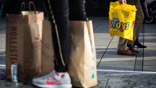 Papier statt Plastik: Österreich will sämtliche Plastiktüten verbieten. Papier statt Plastik: Österreich will sämtliche Plastiktüten verbieten.