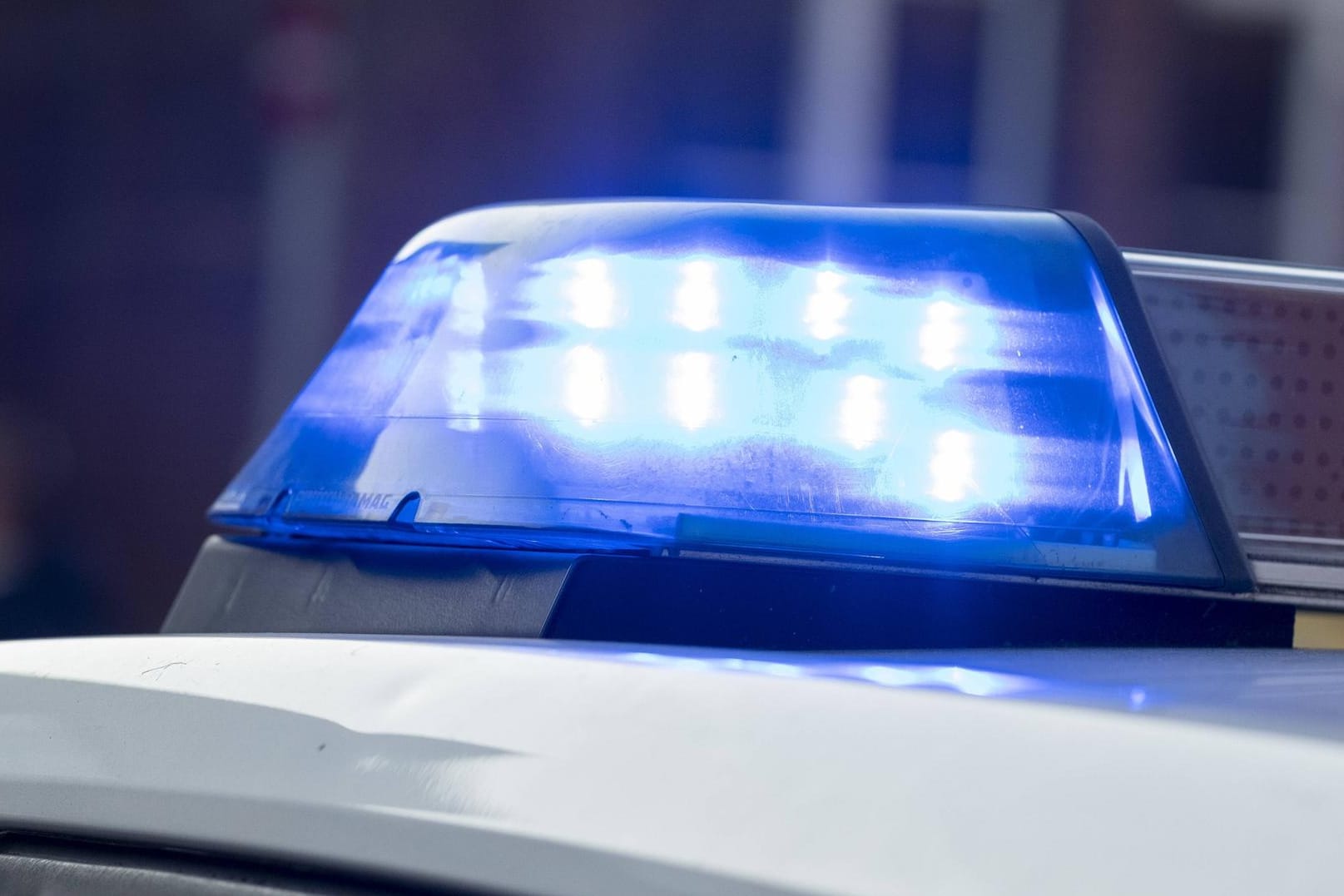 Blaulicht eines Streifenwagens: Polizisten konnten den Täter nach dem versuchten Bankraub schnell verhaften.