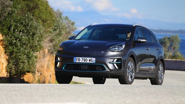 Strom-Variante zum Frühlingsbeginn: Der Kia E-Niro soll ab April maximal rund 450 Kilometer weit mit einer Akkuladung kommen. Strom-Variante zum Frühlingsbeginn: Der Kia E-Niro soll ab April maximal rund 450 Kilometer weit mit einer Akkuladung kommen.