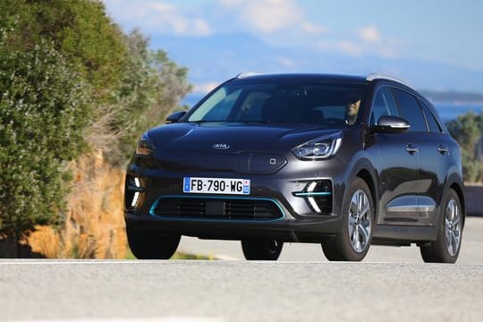 Strom-Variante zum Frühlingsbeginn: Der Kia E-Niro soll ab April maximal rund 450 Kilometer weit mit einer Akkuladung kommen.