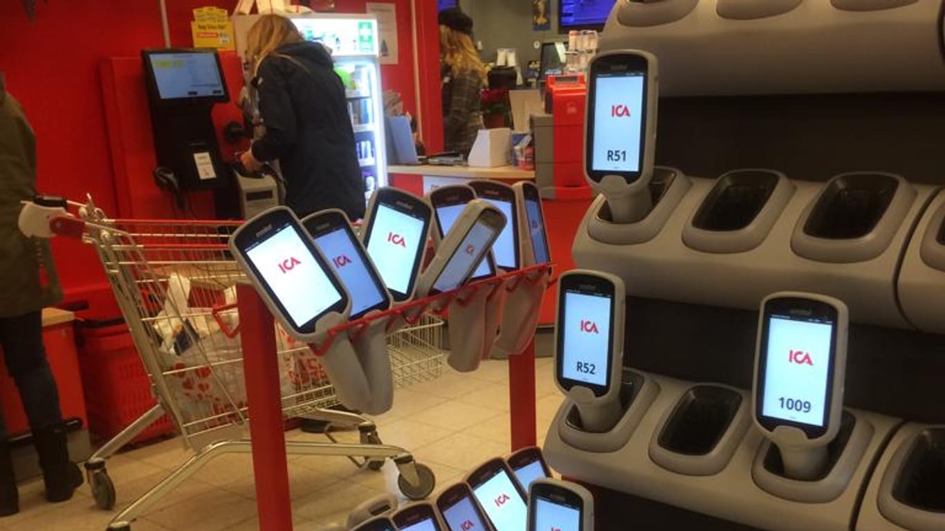 Scanner in einem schwedischen Supermarkt von ICA: Der Kunde scannt selbst.