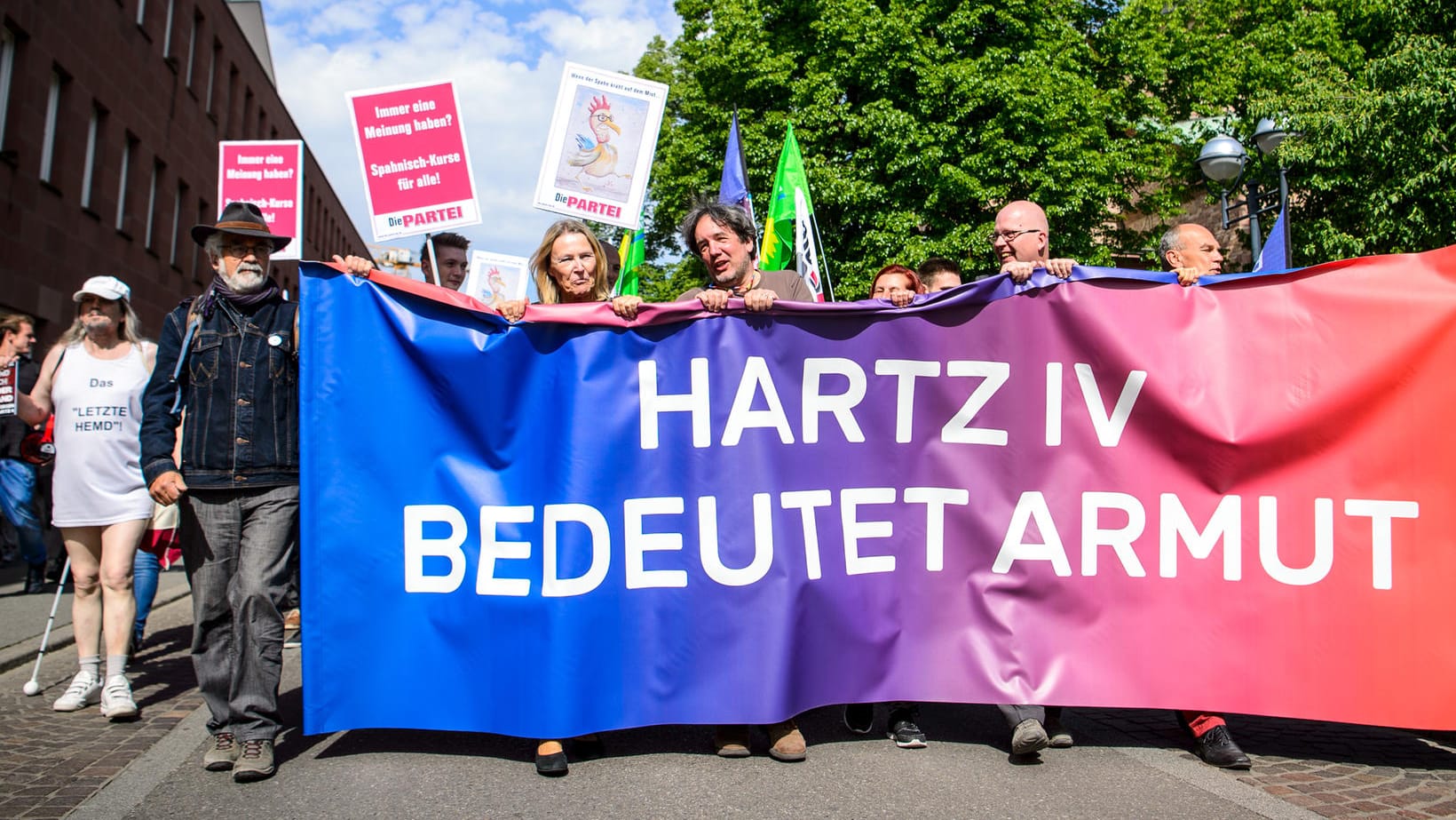 Demonstranten im April in Karlsruhe: Hartz IV wird seit seiner Einführung 2005 heftig diskutiert.