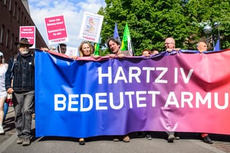 Demonstranten im April in Karlsruhe: Hartz IV wird seit seiner Einführung 2005 heftig diskutiert.
