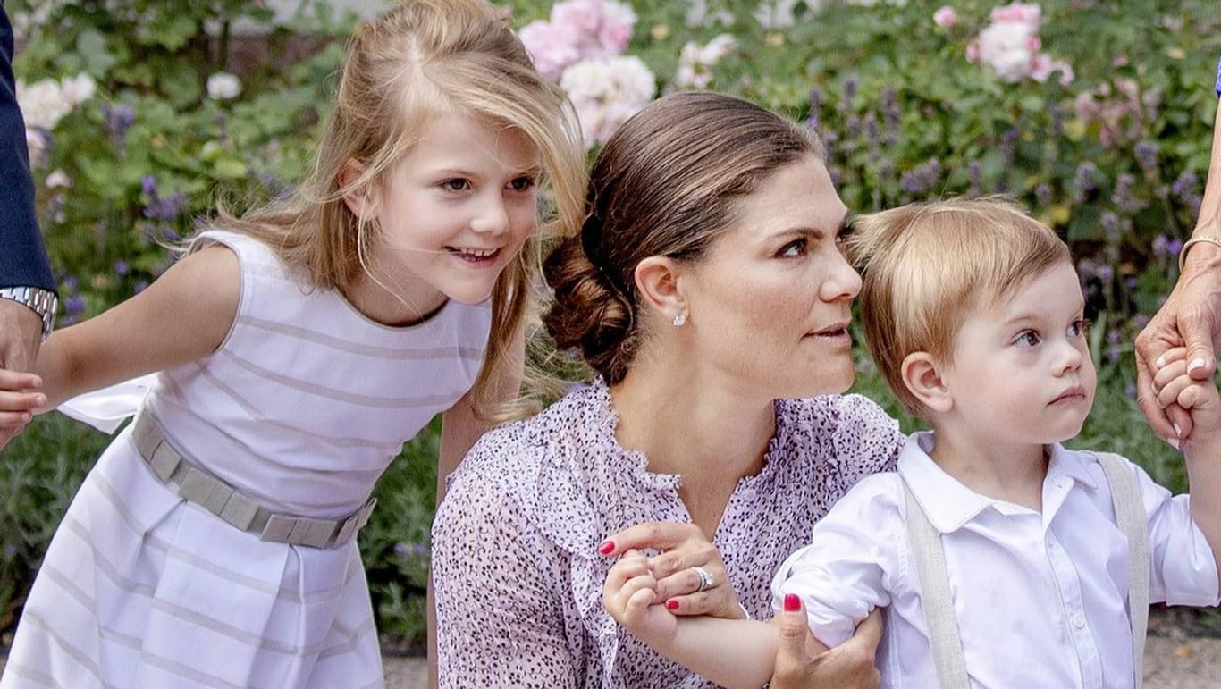 Prinzessin Estelle und Prinz Oscar mit ihrer Mutter, der schwedischen Kronprinzessin Victoria: Gerade wurden neue Bilder von der Familie veröffentlicht.