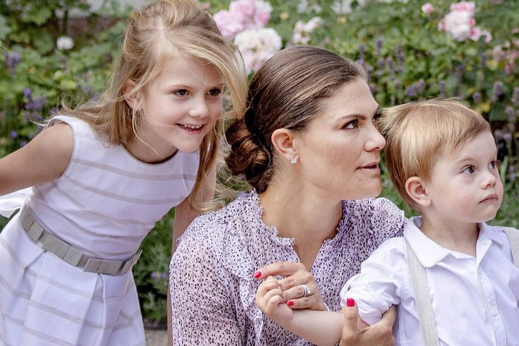 Prinzessin Estelle und Prinz Oscar mit ihrer Mutter, der schwedischen Kronprinzessin Victoria: Gerade wurden neue Bilder von der Familie veröffentlicht.