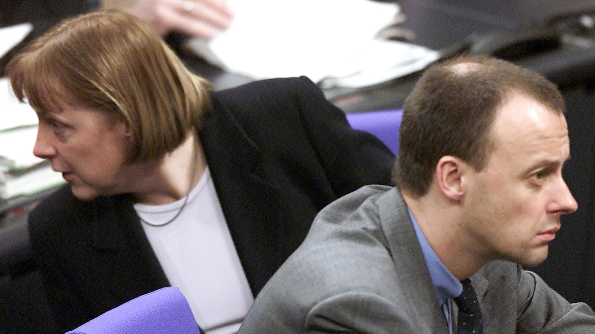 Merkel und Merz im Bundestag im Jahr 2001: Damals waren die beiden inhaltlich nicht so weit auseinander. Auch heute geht es nicht wirklich um eine Richtungsentscheidung.