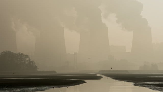 Dampfende Kühltürme des Braunkohlekraftwerkes Jänschwalde. Dampfende Kühltürme des Braunkohlekraftwerkes Jänschwalde.