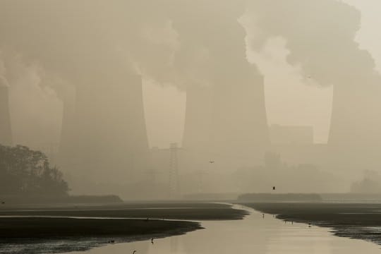 Dampfende Kühltürme des Braunkohlekraftwerkes Jänschwalde.