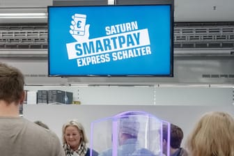Kunden warten am Schalter auf die Kaufbestätigung: Saturn testet Mobile Payment in Hamburg.