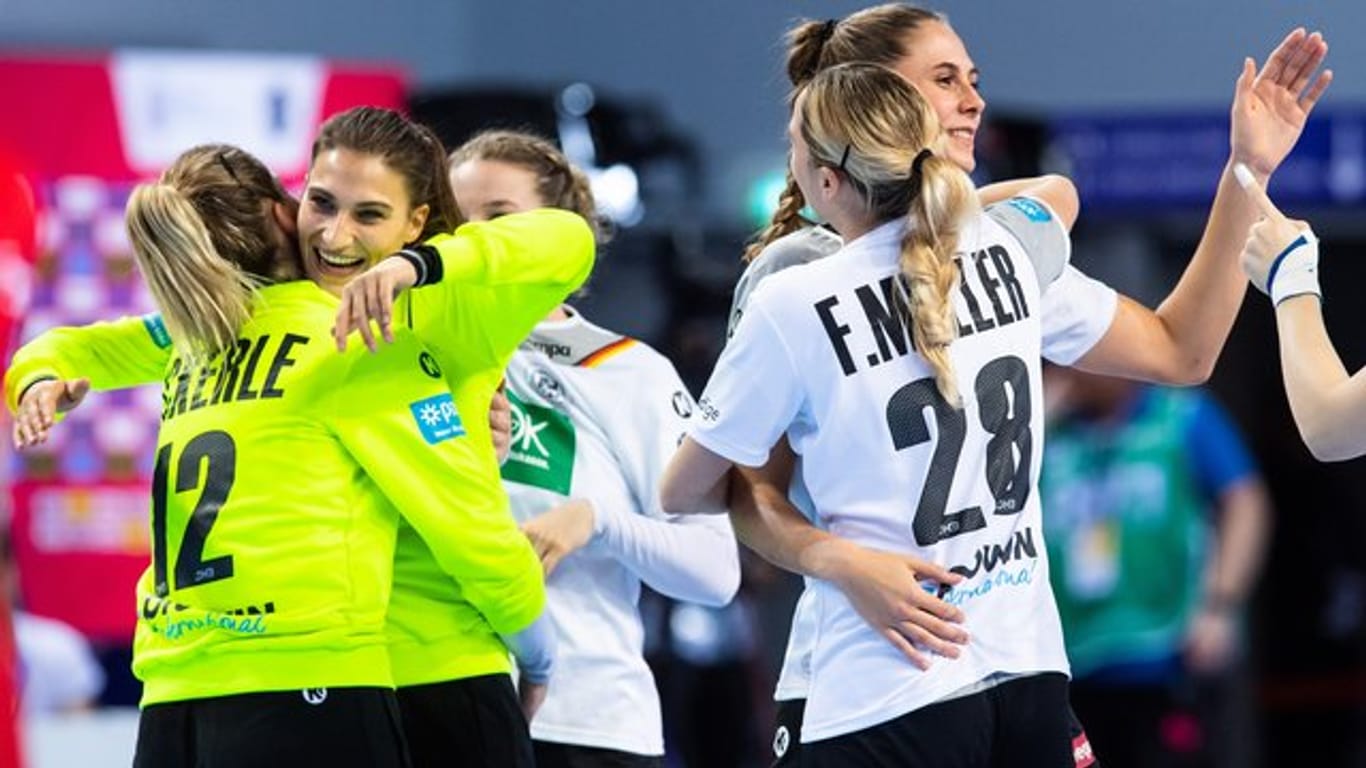 Die deutschen Handball-Frauen feiern das Erreichen der EM-Hauptrunde in Frankreich.